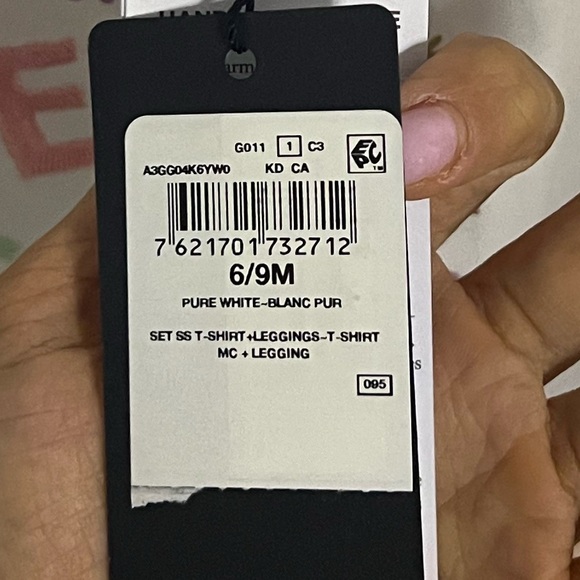 🆕 Guess Baby 2 piece set (6-9 months) BNWT - Picture 4 of 4